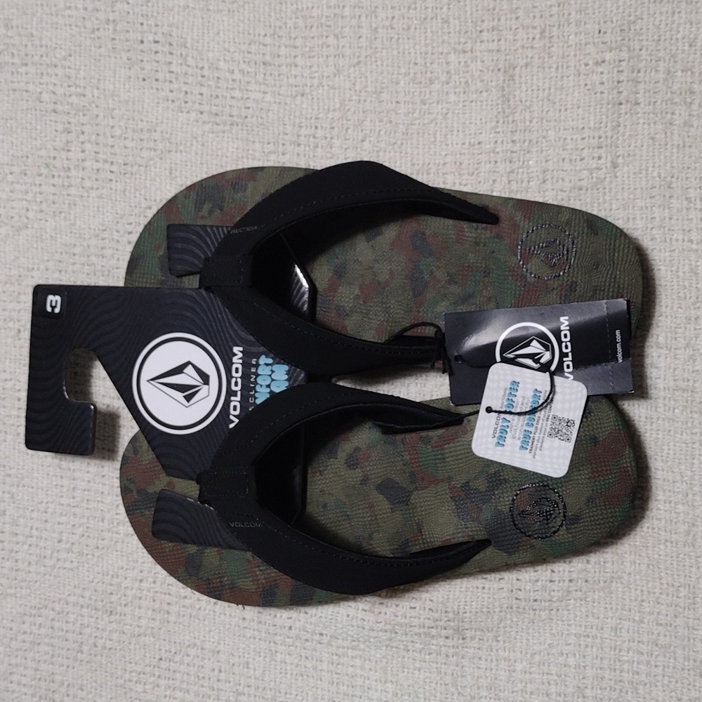NEW Volcom Camo Victor Flip Flops Boys Size 3